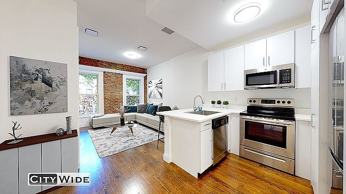 1st image of 116 E 60th St #3