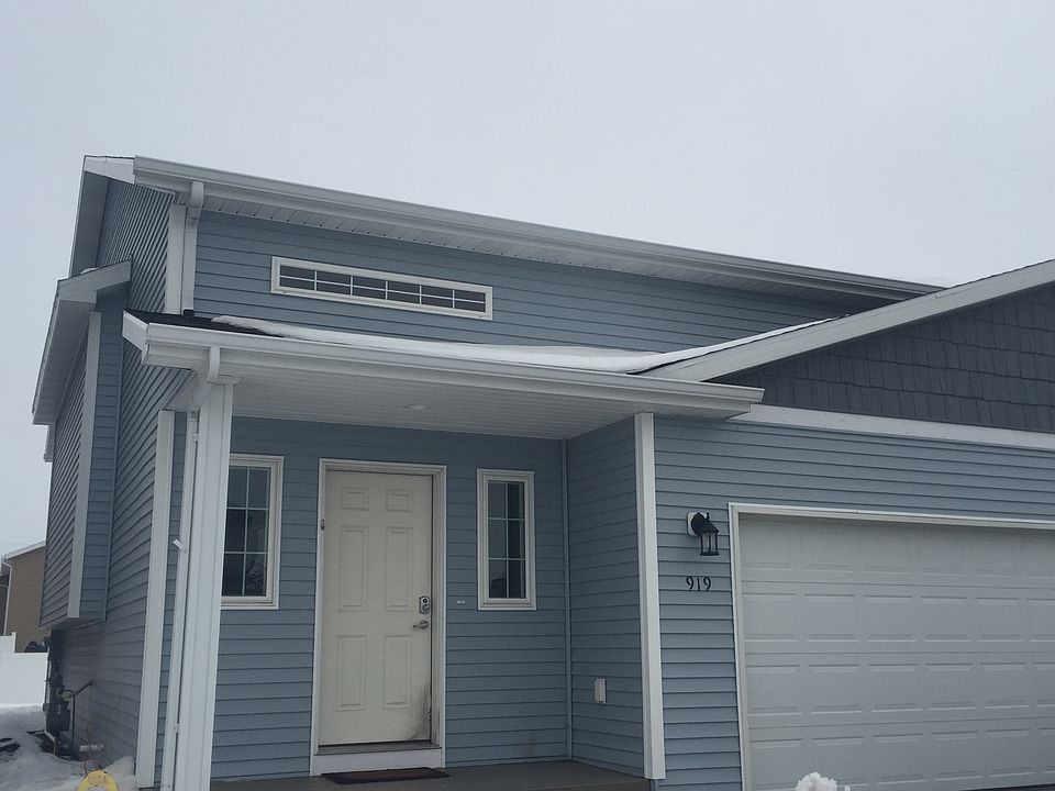1st image of 919 30th Ave W