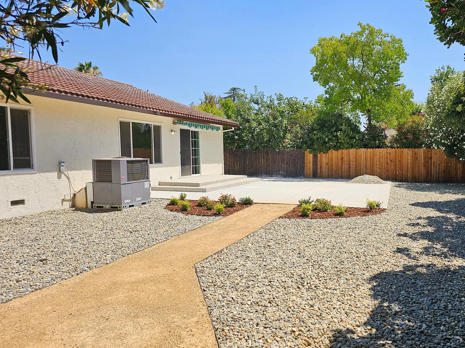 3 bed, 1606 sqft, $3,000 — Photo 2