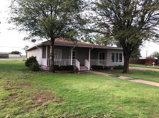 510 W 11th St, Hale Center, TX 79041