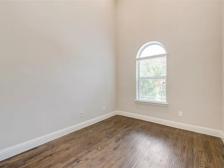 4213 Broadway Ave — Photo 10