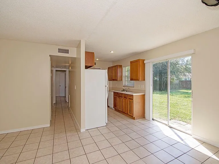 1190 SE Puritan Ln — Photo 2
