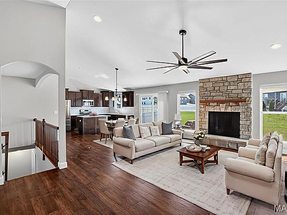 4th image of 725 Galveston Ct