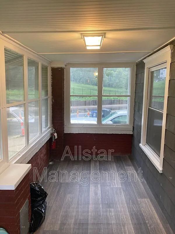 4 bed, 1.5 bath, 1394 sqft, $1,145 — Photo 3