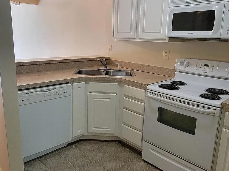 11057 Vernon Woods Dr — Photo 2