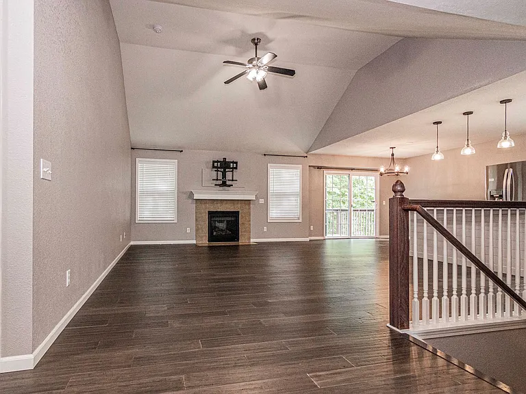 1316 Elm Creek Dr — Photo 3
