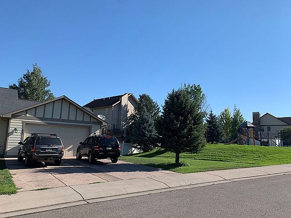 Garage and park in the right