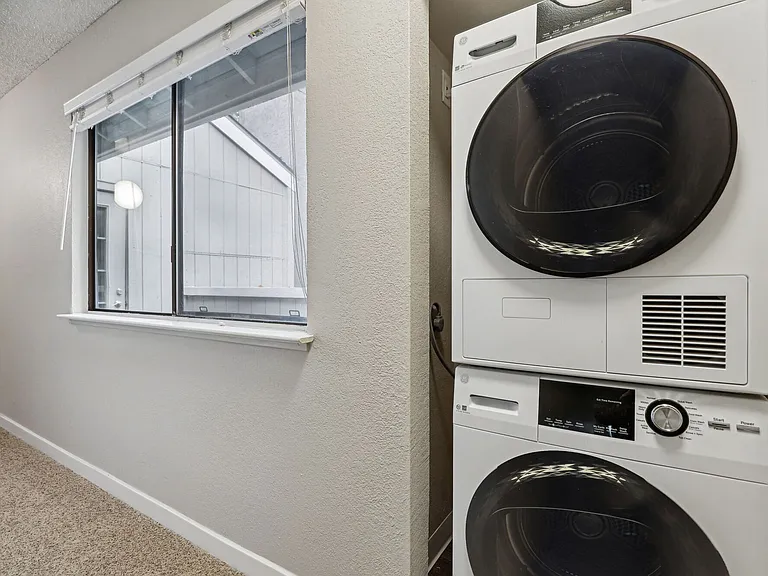 Ellington Apartments — Photo 17