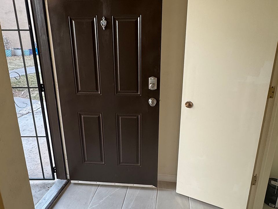 1st image of 901 Country Club Dr SE