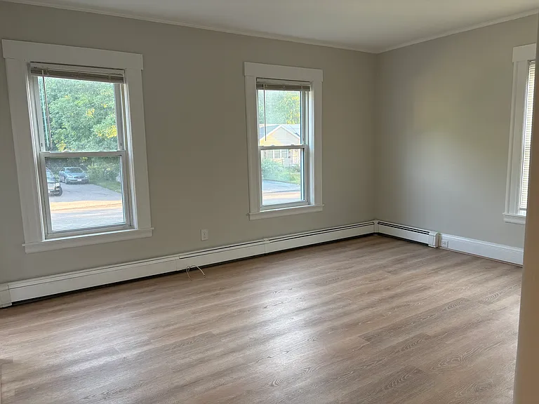 11 Ray Ave — Photo 10