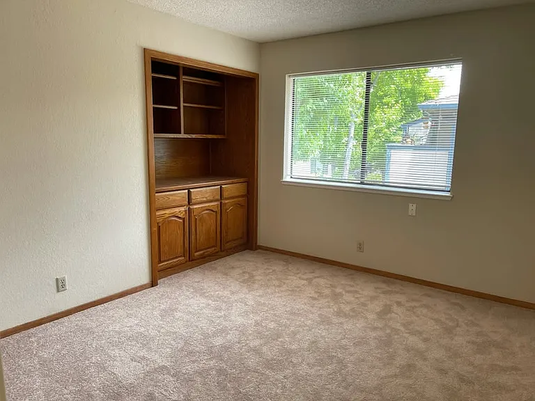 2560 Village Dr — Photo 9