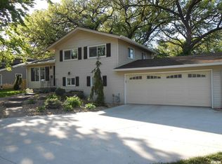 2004 Lincoln Rd, Bettendorf, IA 52722
