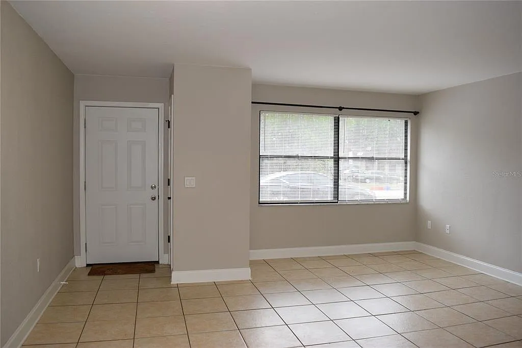 2 bed, 1.0 bath, 3294 sqft, $1,200 — Photo 3