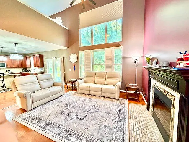 4 bed, 2.5 bath, 2862 sqft, $3,700 — Photo 4