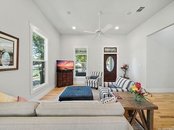 5th image of 210 E Kronkosky St