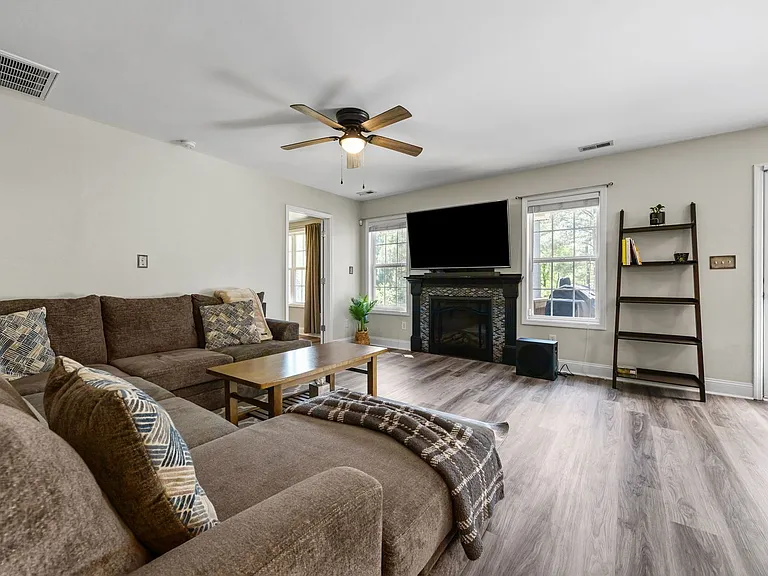 686 Colonial Hills Dr — Photo 23