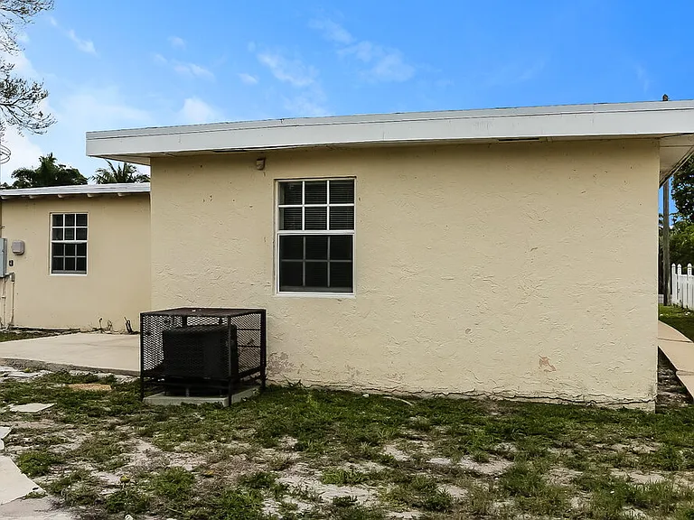 1564 NW 3rd Way — Photo 16
