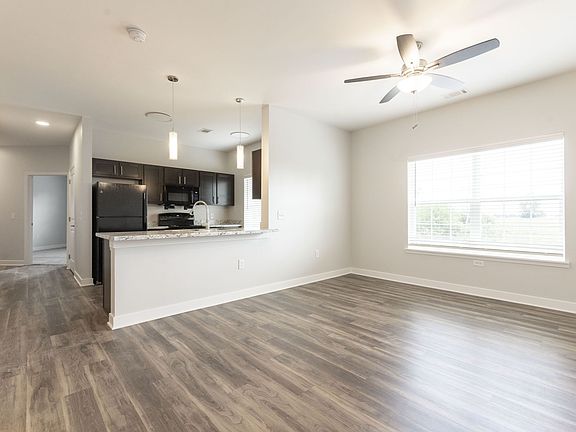 5th image of 900 E Jefferson St #114