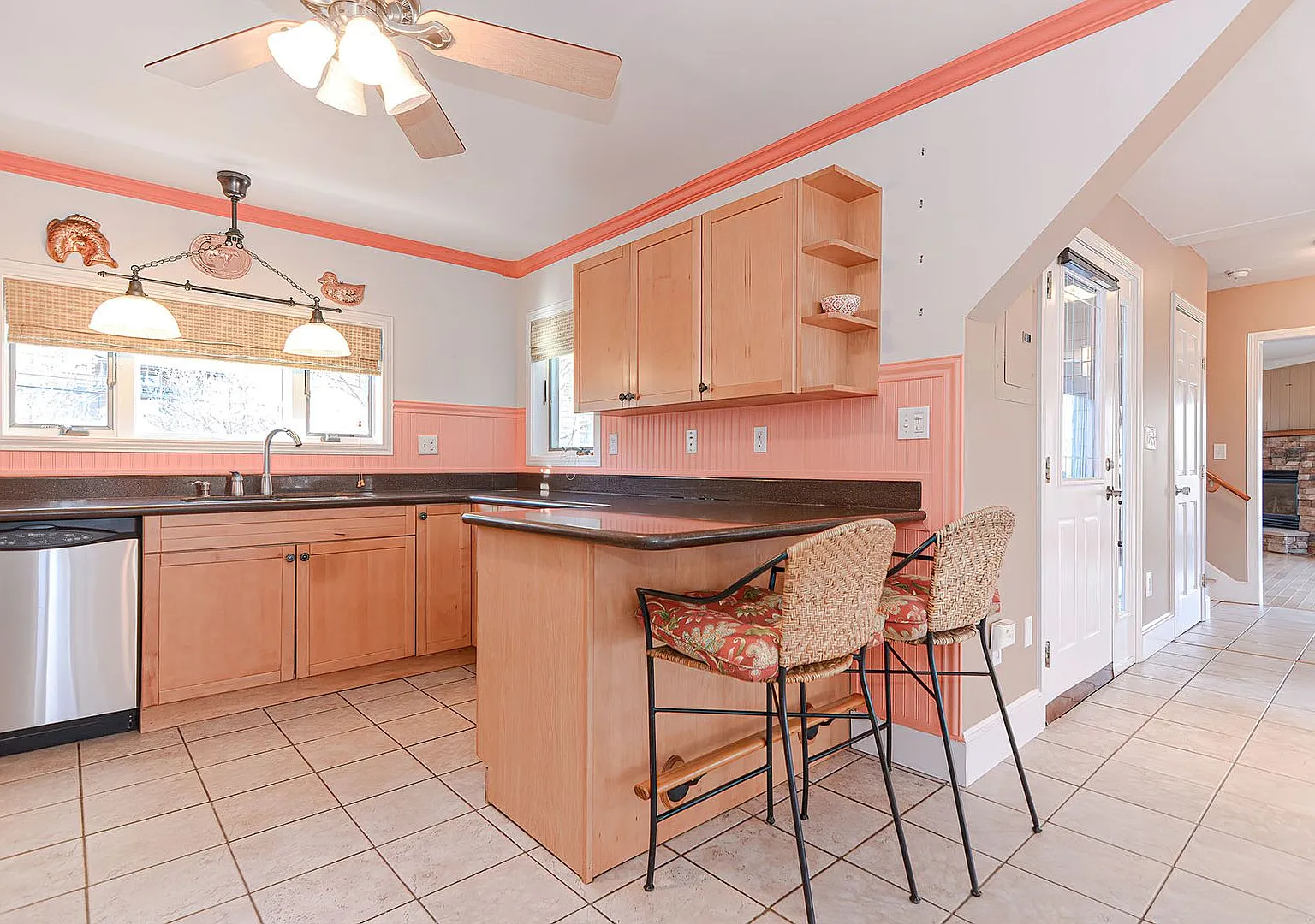 Year-round 3 bed/3.5 bath - Pet-Friendly! — Photo 4