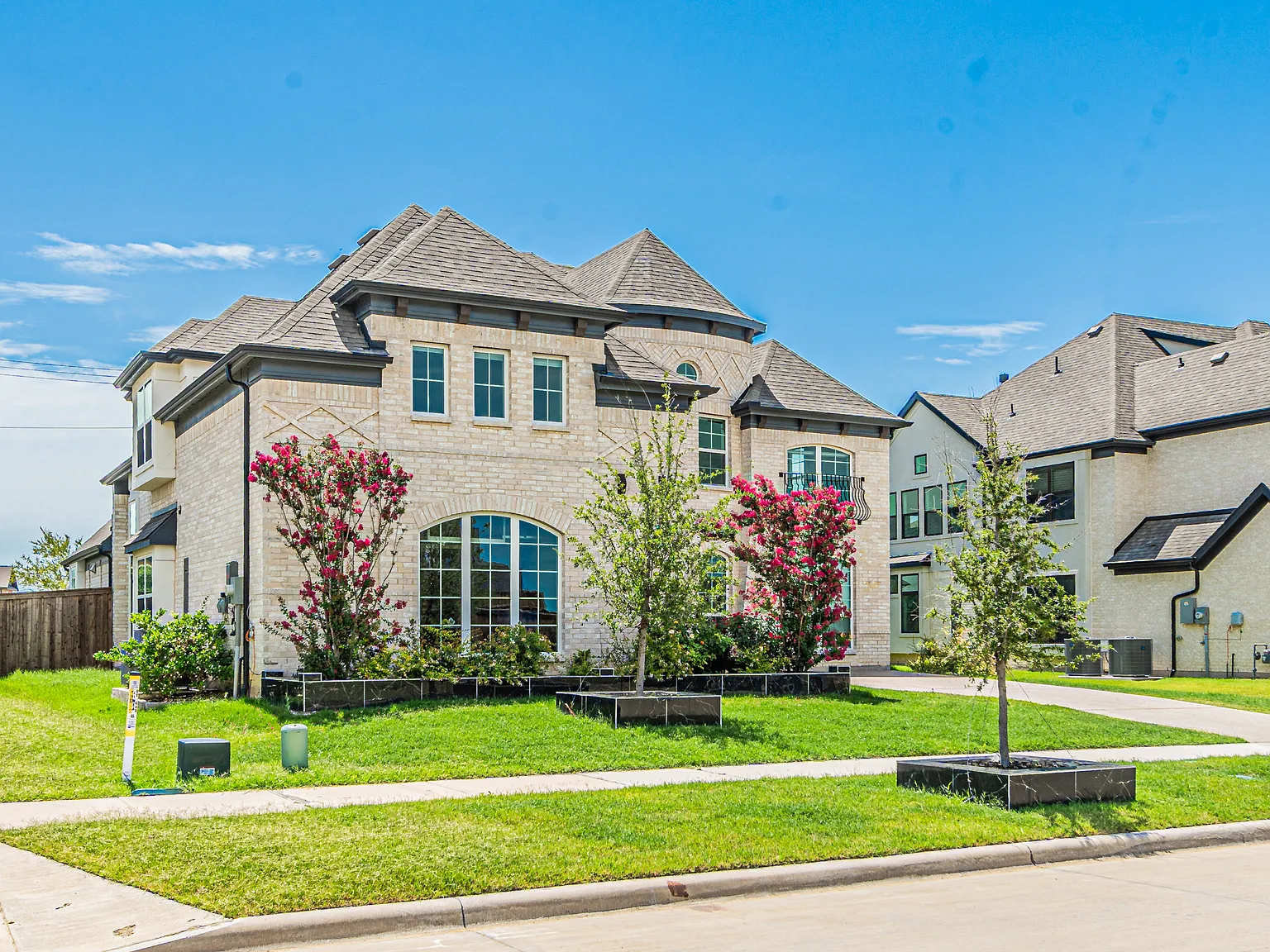 6 bed, 4266 sqft, $5,499 — Photo 2