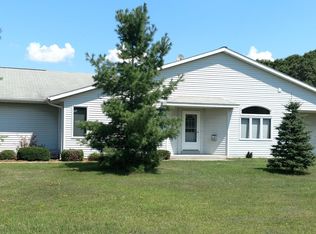 913 Waxon Ln, Hudson, WI 54016