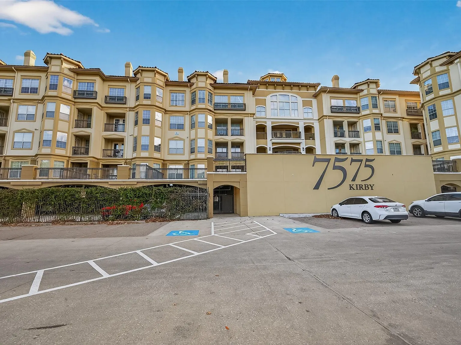 2 bed, 2.0 bath, 1208 sqft, $1,800 — Photo 2