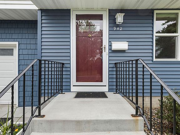 3rd image of 942 7th Ave E