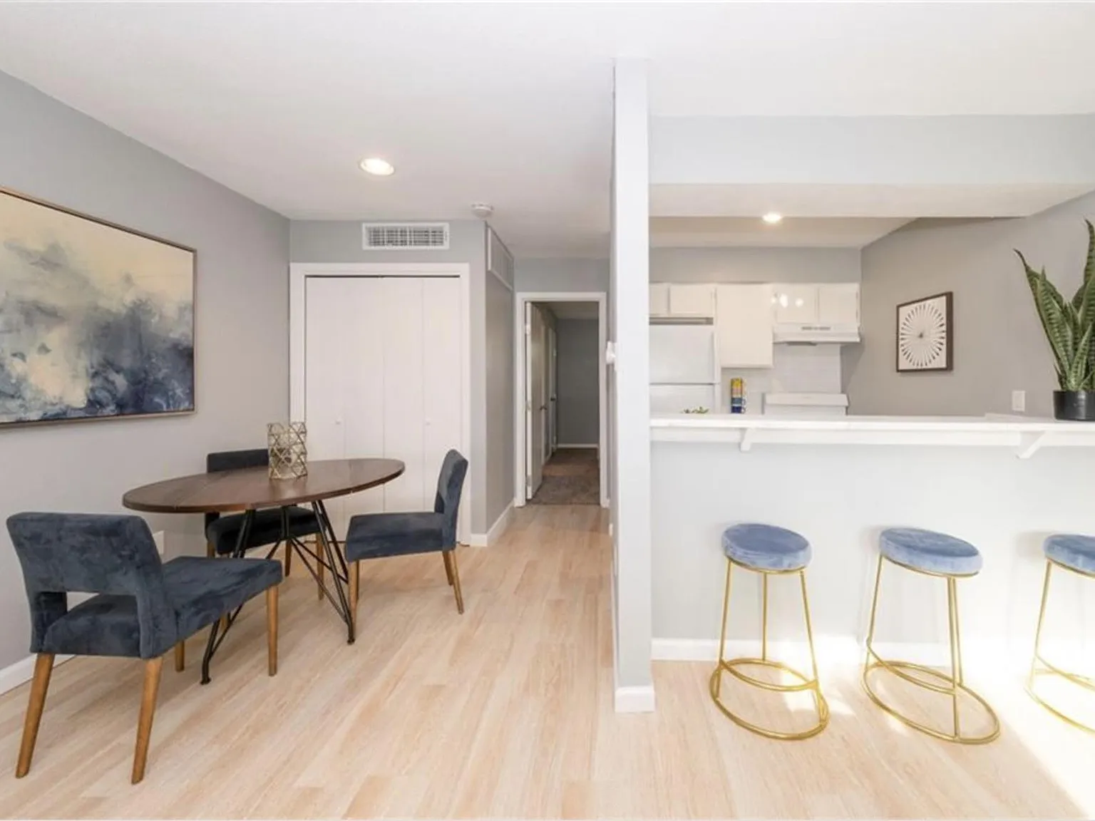 1 bed, 1.5 bath, 4568 sqft, $875 — Photo 3