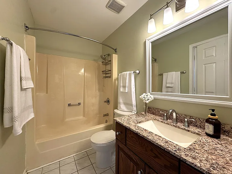 1142 Greensfield Dr — Photo 11