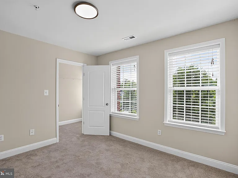6816 Barlowe Ct — Photo 15