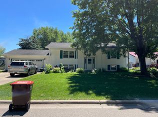 6921 35th St N, Oakdale, MN 55128