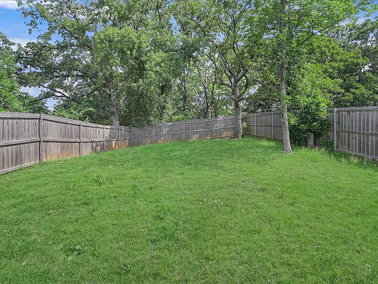 501 E Day St — Photo 5