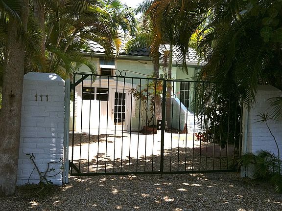 Tropical courtyard and gardens for privacy