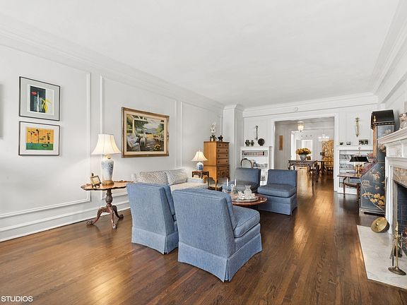 4th image of 227 E Delaware Pl #9C