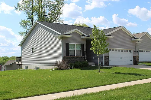 2033 Mackinaw Dr Photo 1