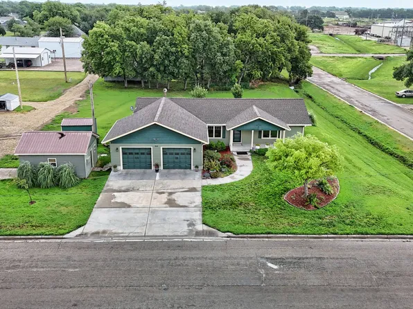 905 2nd St, Downs, KS 67437