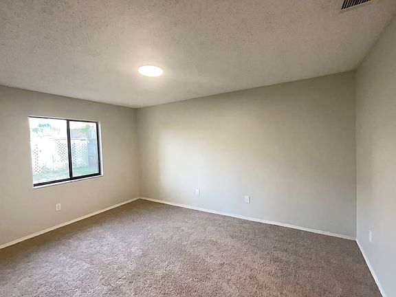 4th image of 145 Coralwood Cir