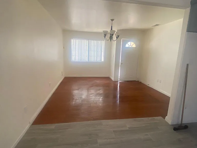1827 N Mariposa Ave — Photo 2