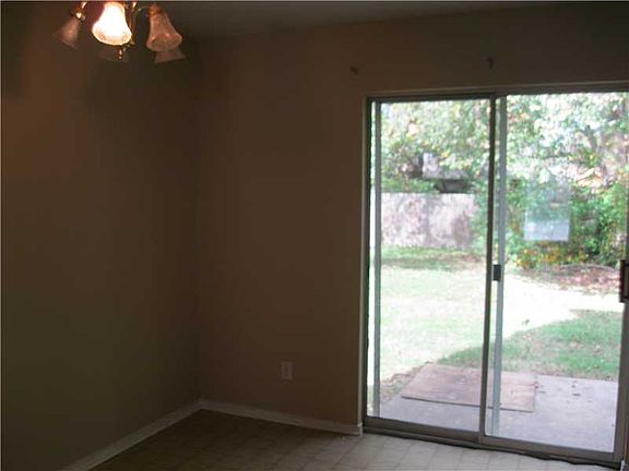 5th image of 300 Rose Garden Ln APT D