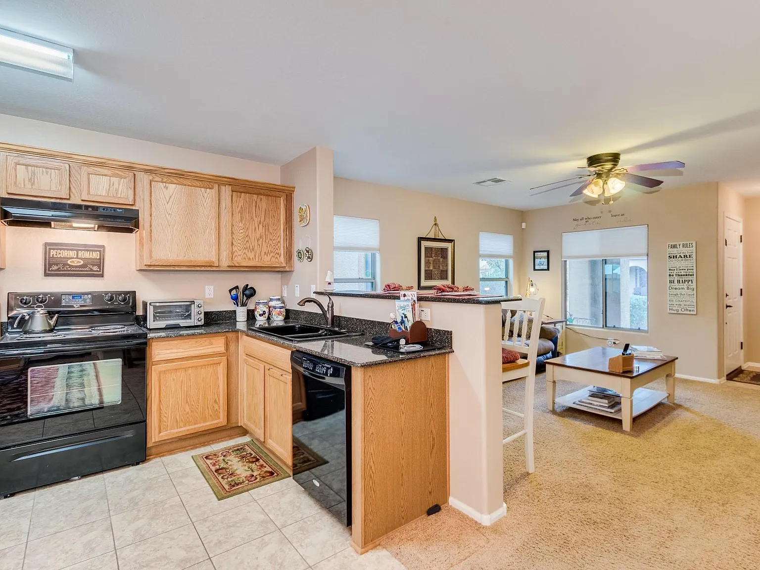 3 bed, 2.5 bath, 1601 sqft, $3,995 — Photo 2
