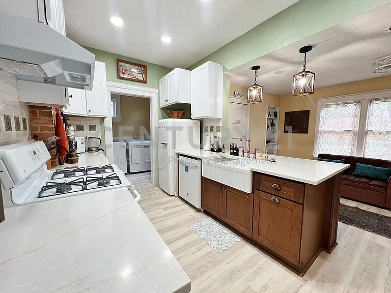 828 W 8th St — Photo 8