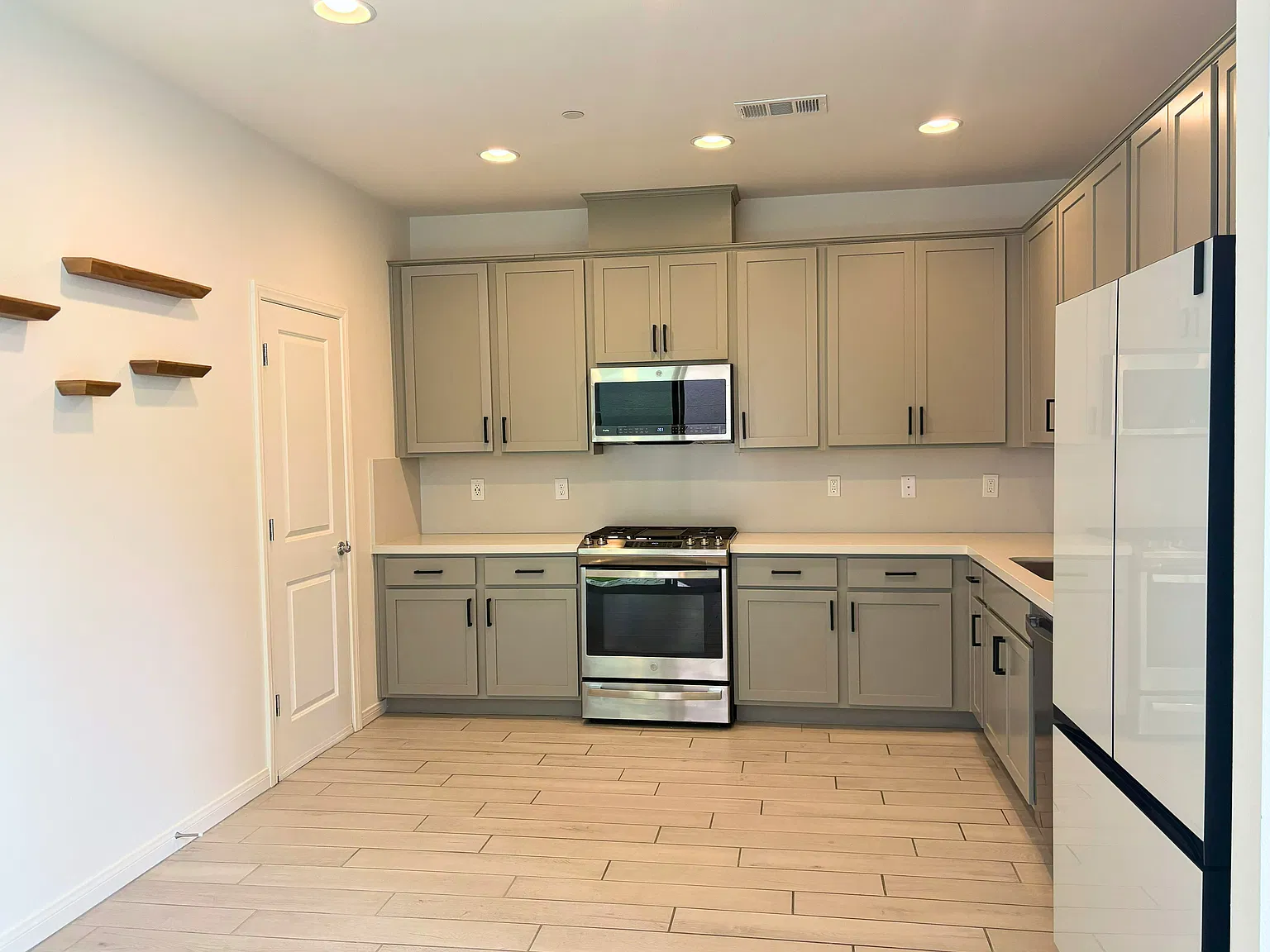 3 bed, 2.5 bath, 1592 sqft, $2,495 — Photo 3