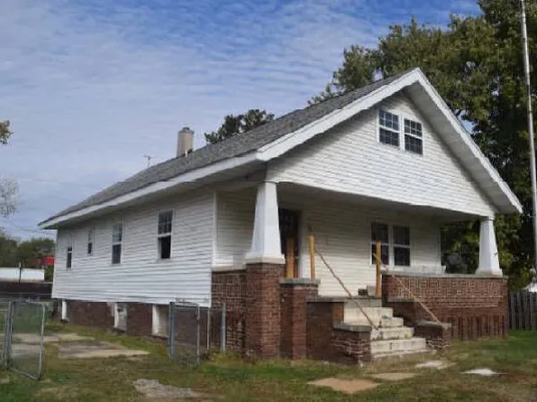 505 N Maple St, Stonington, IL 62567