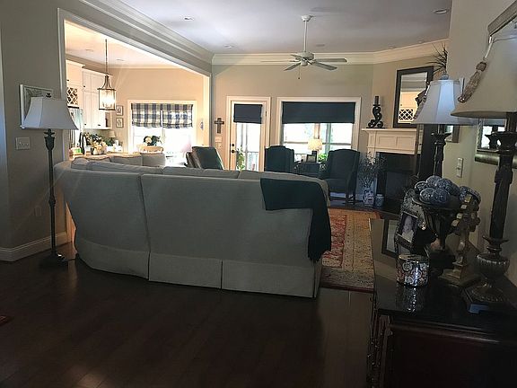 4th image of 13 Signal Hill Cir