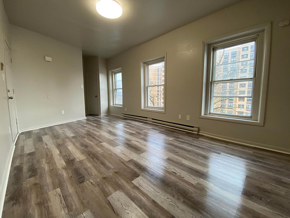 1st image of 827 Jackson St #2