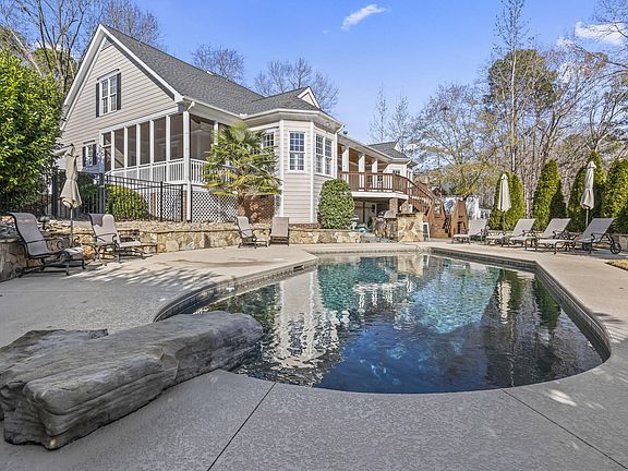 3rd image of 205 Townsend Dr