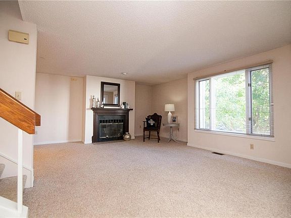 5th image of 267 Lakefront Blvd