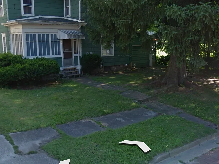 E Henry St — Photo 2