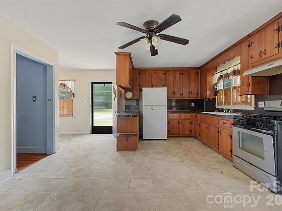 5th image of 1151 Evergreen Cir