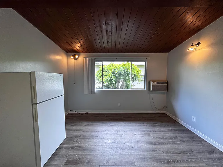 222 S Oak Knoll Ave #5 — Photo 9
